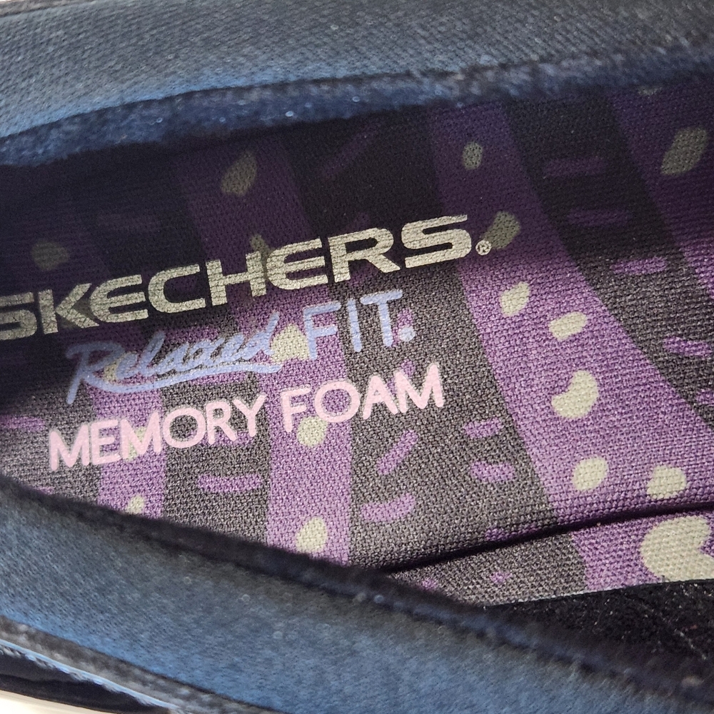 Skechers (Closer To 7.5 Than 8.5) Women’s Black Slip-On Patent Casual Shoes - Picture 2 of 14